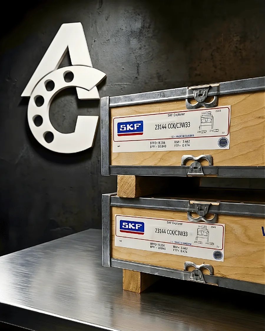 Dos cajas de madera con rodamientos SKF Explorer 23144 CCK/C3W33 junto al isotipo de Arcaragua Group